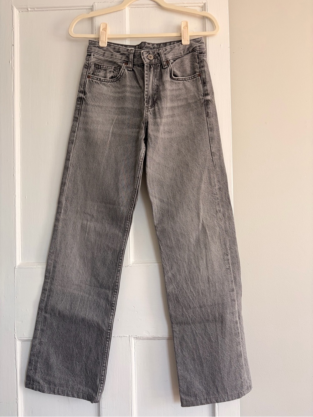 ZARA Women's Straight Leg Jeans in Washed Grey
